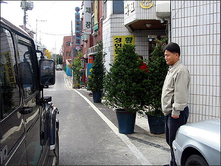 조수석 창문을 통해 가해자에게 '싸움났냐'고 물었던 지점(검은색 차량)과 가해자와 피해자들이 서 있었던 지점(우측남자)을 시연해 보았다. 최대치를 적용해도 양자간 거리는 1.5M-2M로 나타났다. 